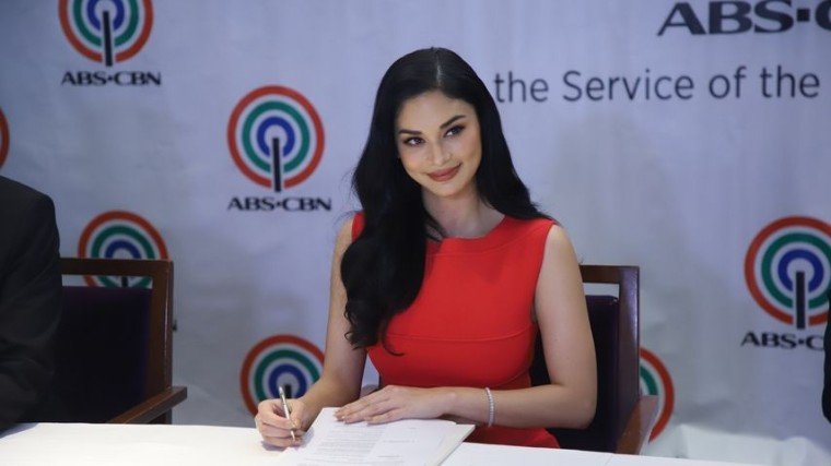 Miss Universe 2015 Pia Wurtzbach showed signs of sadness during her September vlog in Bangkok! At the press conference of her upcoming book, the queen explains why she had to vlog about it. Read more by scrolling down below!