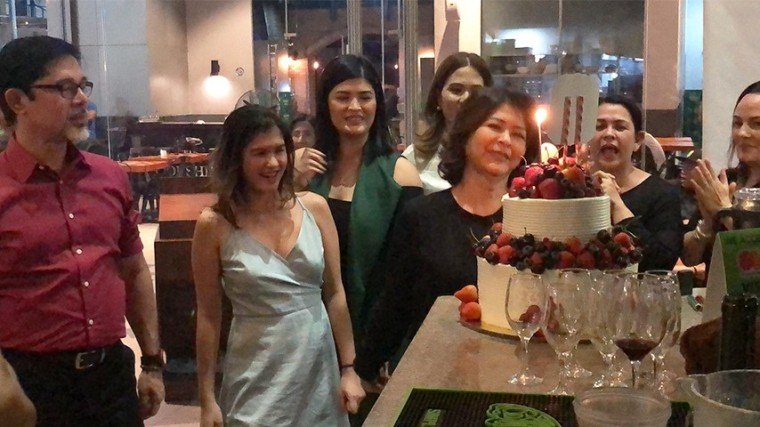 (L-R) the celebrant’s husband Christopher de Leon, youngest daughter Mica, Sandy’s party-planner daughter Mariel, the birthday girl, Sandy’s sister-in-law Toni Abad (behind her), Lotlot and Matet de Leon.