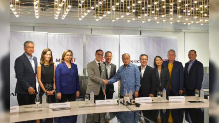 From L-R: ABS-CBN Head of Finance Operations, Catherine Lopez, ABS-CBN Chief Partnership Officer, Roberto Barreiro, ABS-CBN Chief Operating Officer, Ma. Socorro Vidanes, ABS-CBN President & CEO, Carlo Katigbak, ABS-CBN Chairman, Manny Lopez; MediaQuest Holdings Chair, Manuel V. Pangilinan; TV5 President, Guido R. Zaballero, MediaQuest Holdings President & CEO, Jane Jimenez-Basas; PLDT Head of Business Transformation, Victorico Vargas, TV5 CFO, Pierre Paul S. Buhay